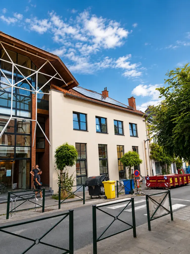 Façade de l'École La Sapinière (Les Mésanges) après sa rénovation énergétique complète.