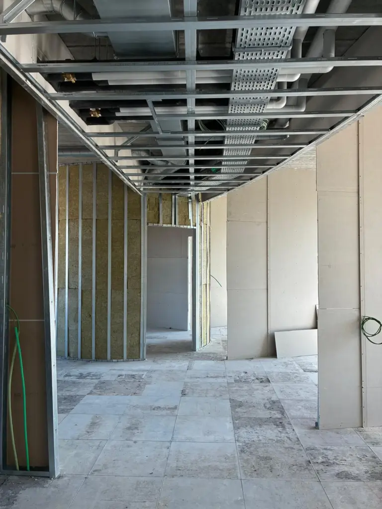 Construction intérieure et ossature métallique des murs pour le projet de bureaux modernes Semlex à Drogenbos.